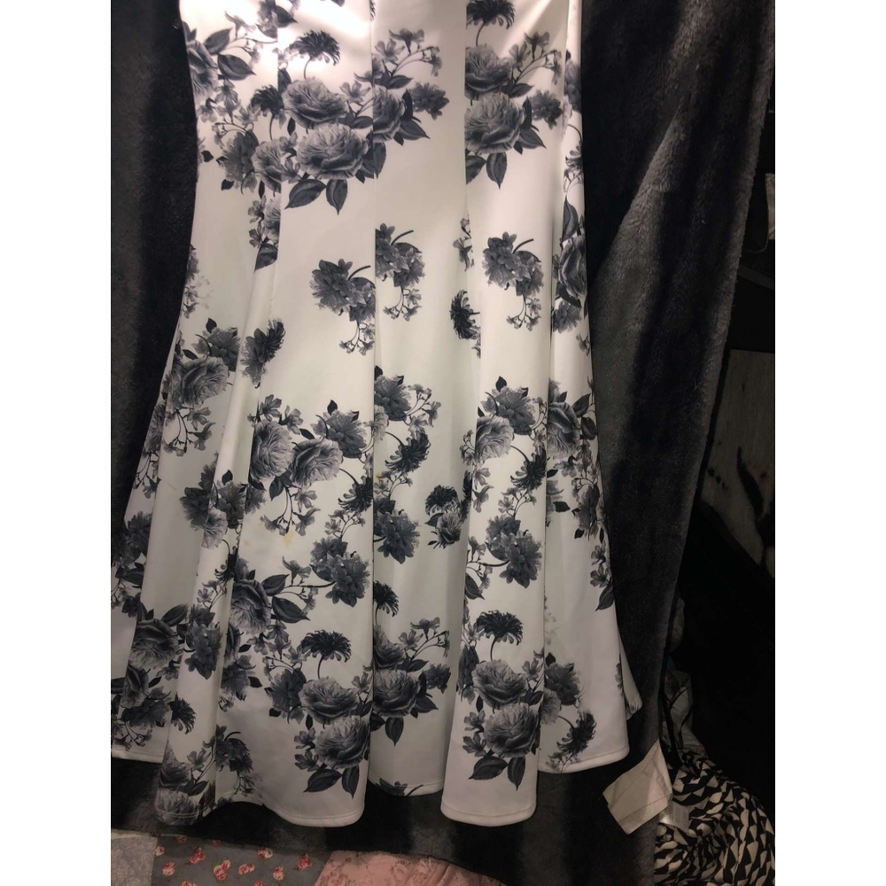 Dress - Picture 3 of 3
